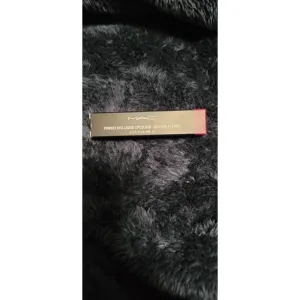 Liquid lipstick Powder Kiss, shade 986 Make It Fashun! 5 ml/0.17 oz, Mac